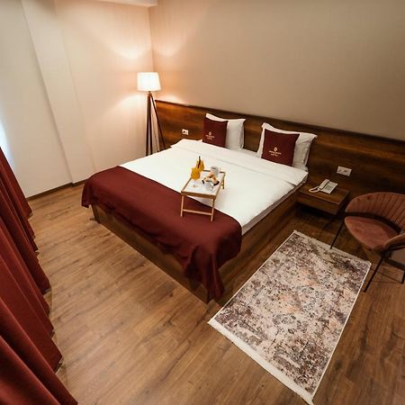 Monarch Boutique Hotel Призрен Экстерьер фото